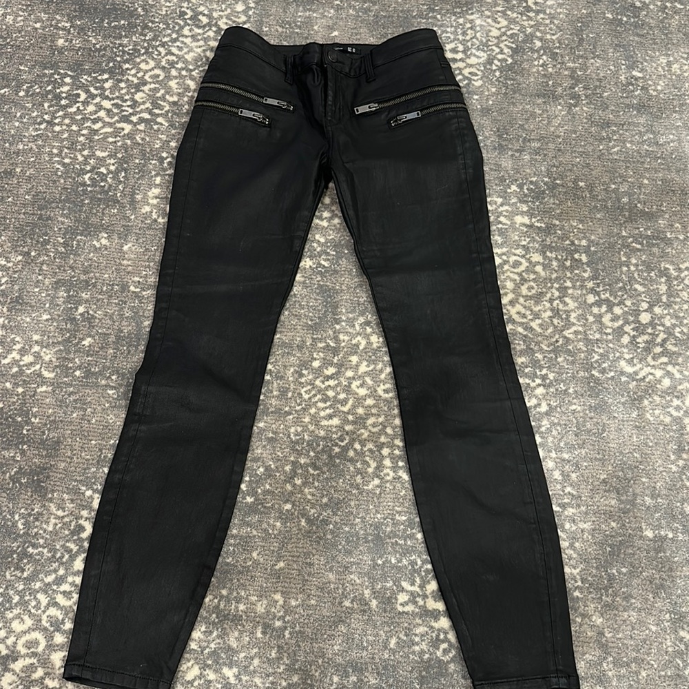 ZARA COATED 4 ZIPPER SLIM BLACK JEAN. LOOKS LIKE LEATHER SIZE 4